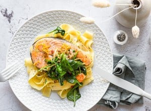 SPAR Mahlzeit Lachsfilet mit Blattspinat und Nudeln