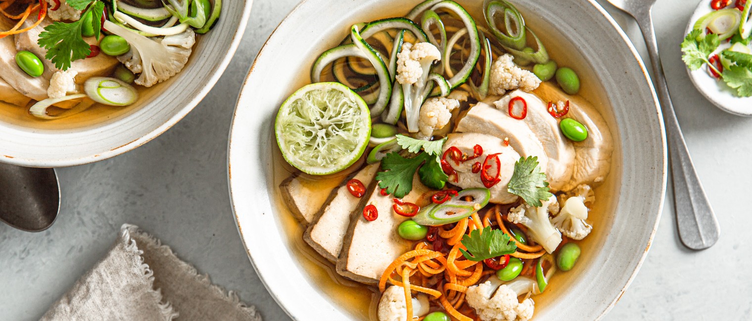 Asiatische Hühnersuppe mit Tofu und Zoodles