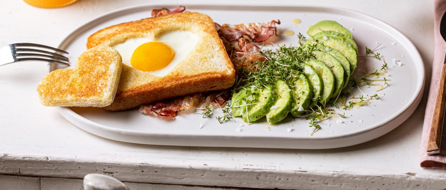 SPAR Mahlzeit Ham & Egg Herztoast mit Avocado