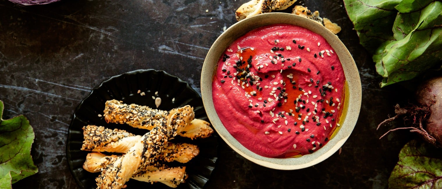 SPAR Mahlzeit  Knusperstangerl mit Rote Rüben-Frischkäse-Dip