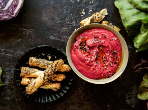 SPAR Mahlzeit  Knusperstangerl mit Rote Rüben-Frischkäse-Dip