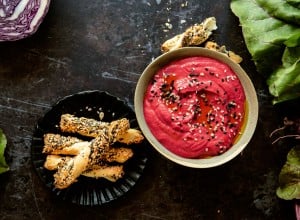 SPAR Mahlzeit  Knusperstangerl mit Rote Rüben-Frischkäse-Dip