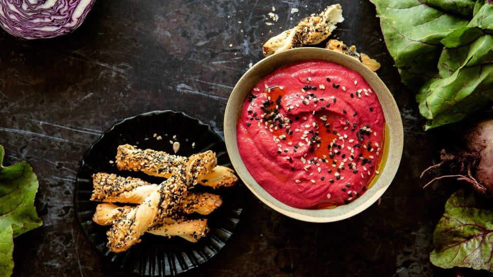 SPAR Mahlzeit  Knusperstangerl mit Rote Rüben-Frischkäse-Dip