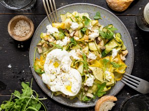 SPAR Mahlzeit Zucchini-Carpaccio mit Kräuterseitlingen und Burrata