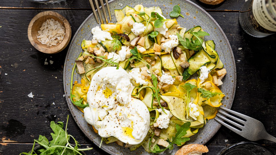 SPAR Mahlzeit Zucchini-Carpaccio mit Kräuterseitlingen und Burrata