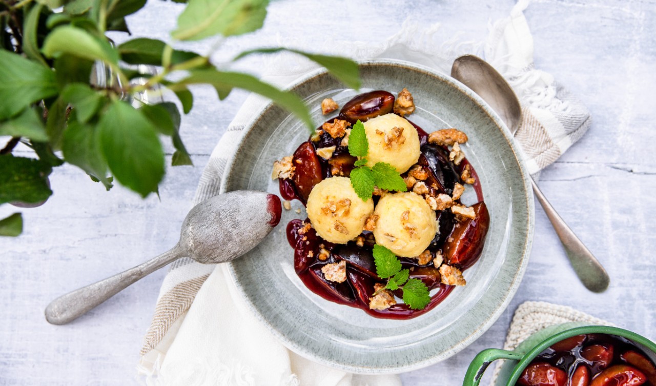 Grießknödel mit Rotweinzwetschken und Walnusskrokant