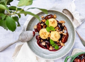 SPAR Mahlzeit Grießknödel mit Rotweinzwetschken und Walnusskrokant