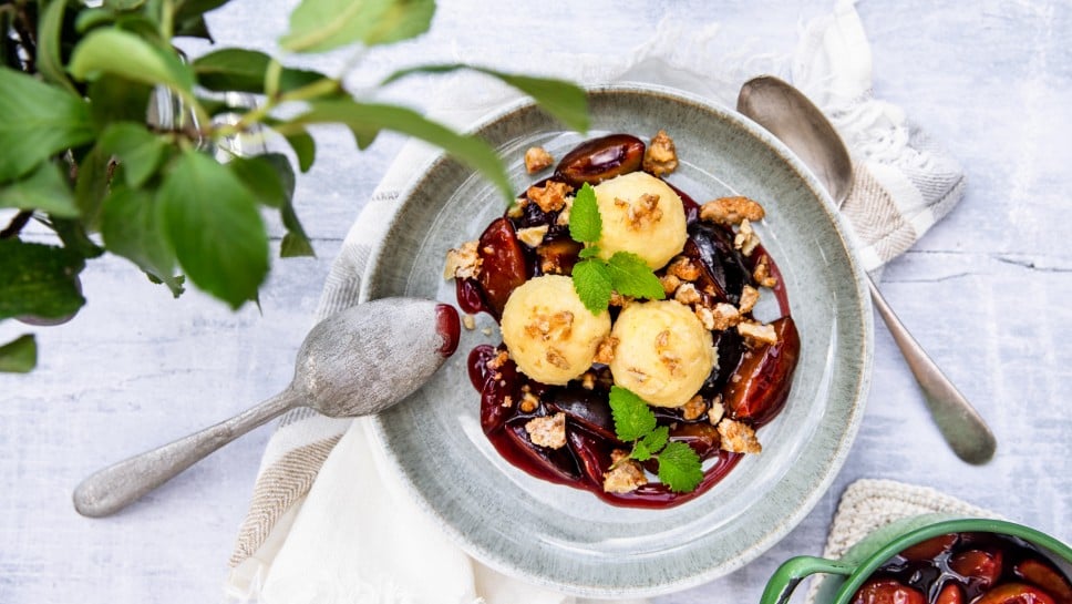 Grießknödel mit Rotweinzwetschken und Walnusskrokant
