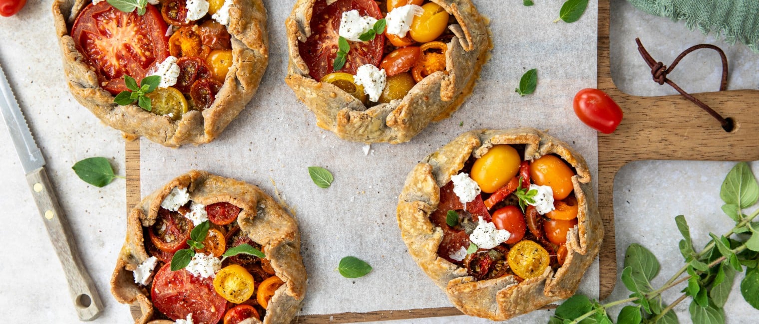 Buchweizen-Galettes mit bunten Tomaten und Ziegenfrischkäse