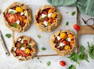 Buchweizen-Galettes mit bunten Tomaten und Ziegenfrischkäse