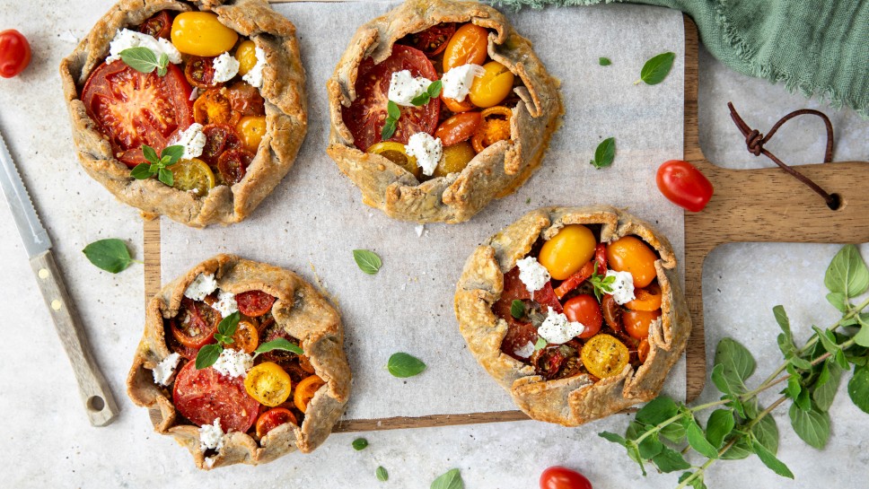 Buchweizen-Galettes mit bunten Tomaten und Ziegenfrischkäse