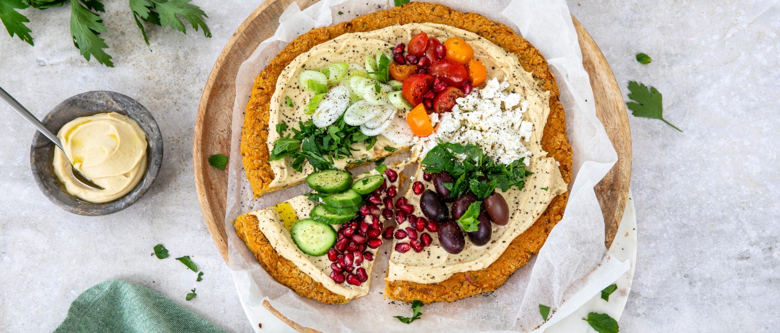 Falafel-Pizza mit Hummus, Schafkäse und Gemüse