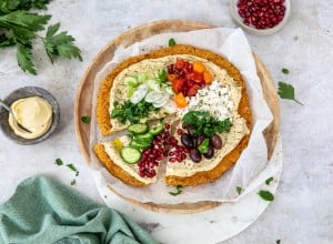Falafel-Pizza mit Hummus, Schafkäse und Gemüse