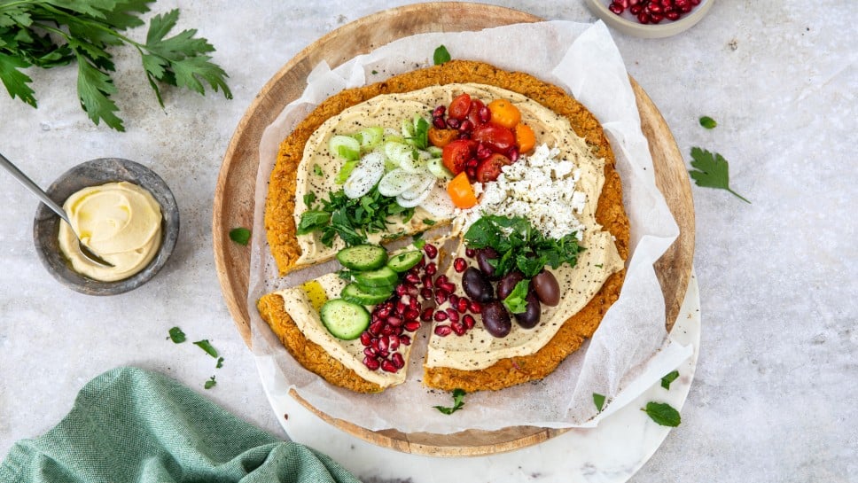 Falafel-Pizza mit Hummus, Schafkäse und Gemüse