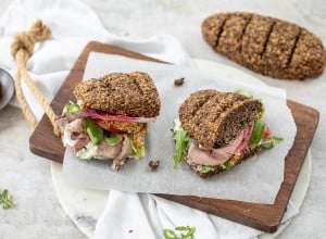 Leinsamen-Sandwich mit Roast Beef