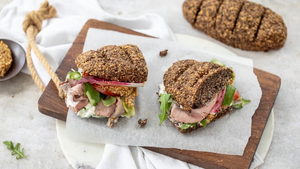 Leinsamen-Sandwich mit Roast Beef