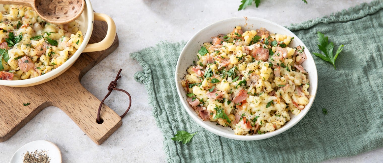 glutenfreie Spätzle-Pfanne mit Schinken und Käse 