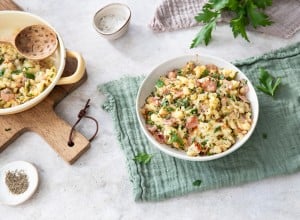 glutenfreie Spätzle-Pfanne mit Schinken und Käse 