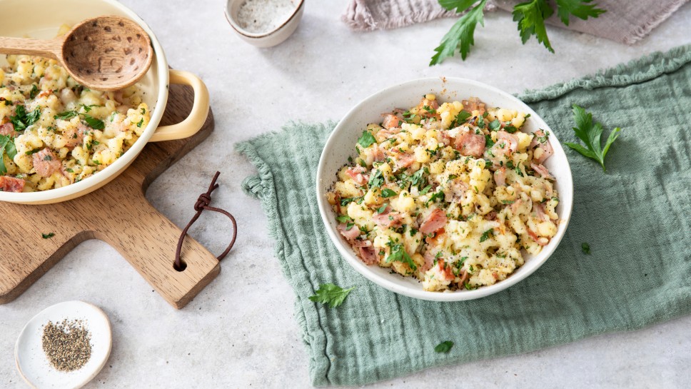 glutenfreie Spätzle-Pfanne mit Schinken und Käse 
