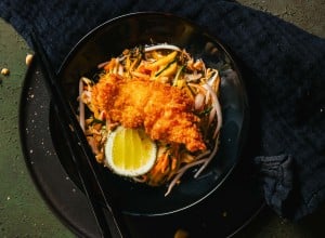 Hühnerfilet Altwiener Art mit Asia-Salat