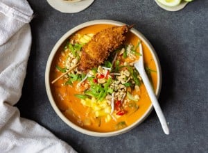 Schnelle Thai-Curry-Suppe mit Schnitzel-Spießen