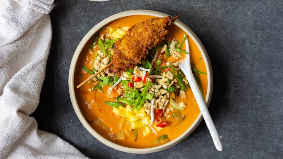 Schnelle Thai-Curry-Suppe mit Schnitzel-Spießen