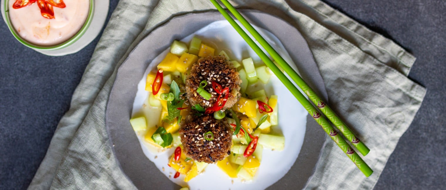 Wiener Fleischlaberl Asia-Style auf Mango-Gurken-Salat