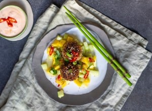 Wiener Fleischlaberl Asia-Style auf Mango-Gurken-Salat