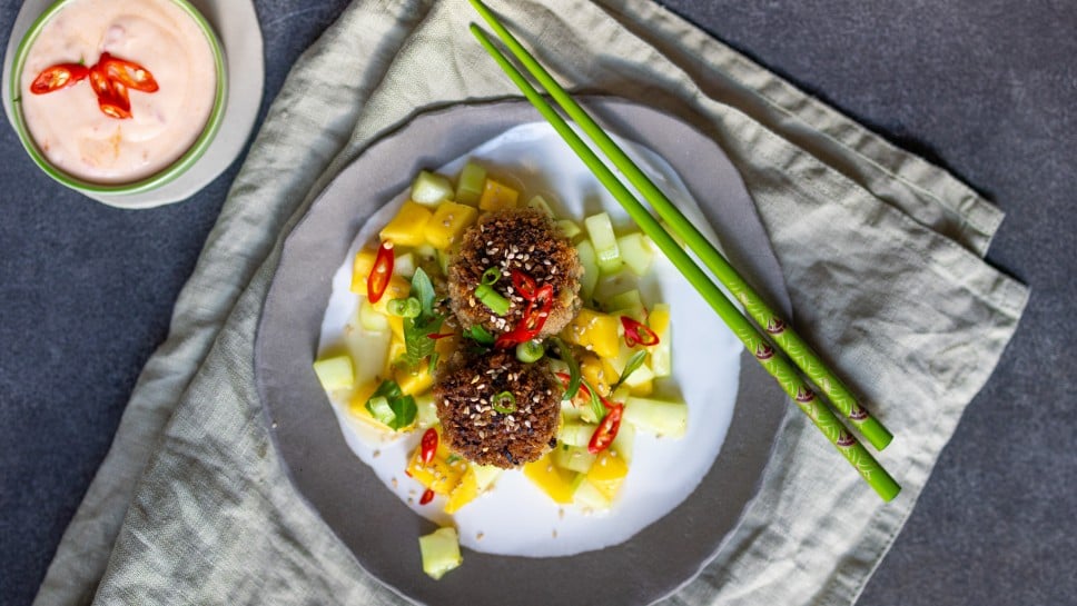Wiener Fleischlaberl Asia-Style auf Mango-Gurken-Salat