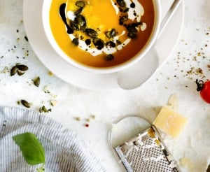 Ein Tisch mit beliebten vegetarischen Gerichten: Spinatknödel, Kürbissuppe, Tomaten mit Burrata