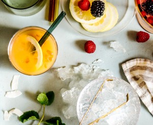 Ein Tisch mit beliebten Rezepten: Bowle, Chai Latte etc.
