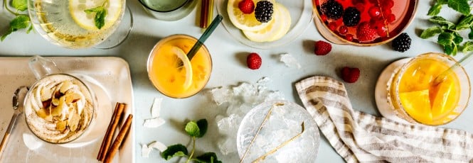Ein Tisch mit beliebten Rezepten: Bowle, Chai Latte etc.