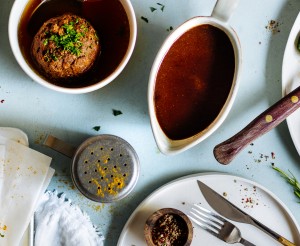 Ein Tisch mit beliebten Fleisch-Rezepten: Bosna, Brathenderl, Geschmorter Rindsbraten