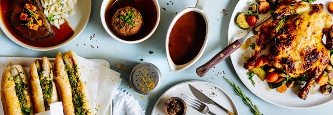 Ein Tisch mit beliebten Fleisch-Rezepten: Bosna, Brathenderl, Geschmorter Rindsbraten
