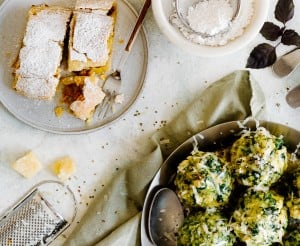 Ein Tisch mit beliebten Gerichten: Schnitzerl, Apfelschlangerl, Spinatknödel und Saibling mit Püree