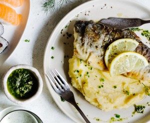 Ein Tisch mit beliebten Fisch-Rezepten: Sushi, Räucherlachs, gegrillte Calamari, Saibling mit Püree