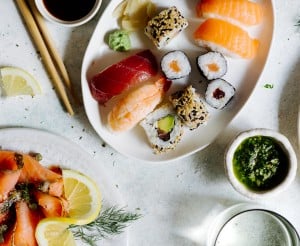Ein Tisch mit beliebten Fisch-Rezepten: Sushi, Räucherlachs, gegrillte Calamari, Saibling mit Püree