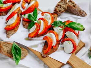 SPAR Mahlzeit Bruschetta im Ofenkürbis-Caprese Style_variant.1 SPAR Mahlzeit Bruschetta im Ofenkürbis-Caprese Style