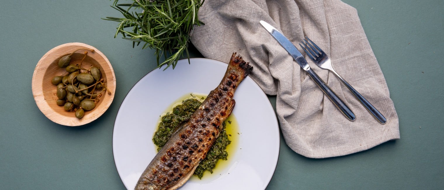 Saibling im Ganzen vom Grill mit klassischer Gremolata 
