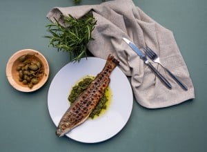 Saibling im Ganzen vom Grill mit klassischer Gremolata 