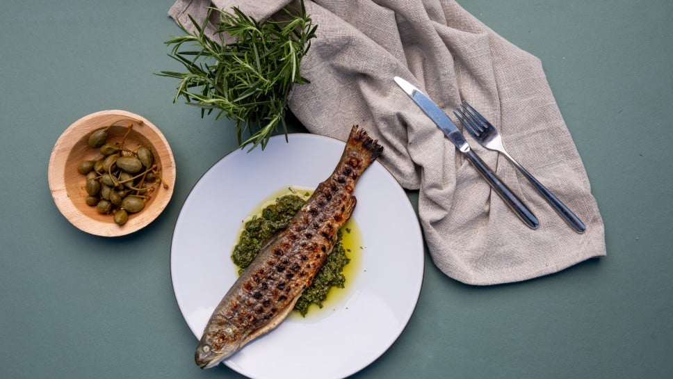 Saibling im Ganzen vom Grill mit klassischer Gremolata 