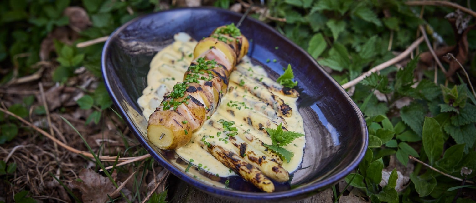 Gegrillter weißer Spargel mit Hollandaise und Kartoffel- Schinken-Spieß