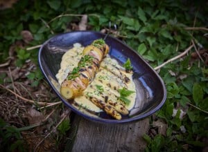 Gegrillter weißer Spargel mit Hollandaise und Kartoffel- Schinken-Spieß