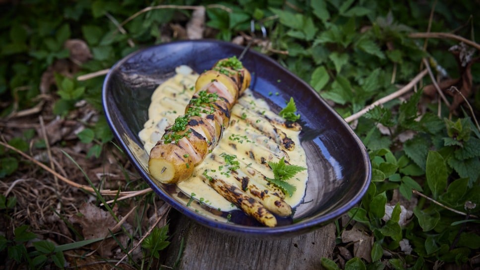 Gegrillter weißer Spargel mit Hollandaise und Kartoffel- Schinken-Spieß