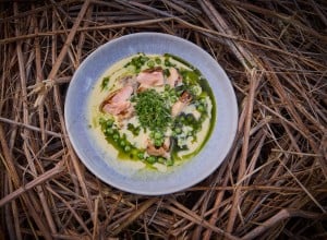 Kresse-Erdäpfelsuppe mit gegrillter Lachs und frische Erbsen
