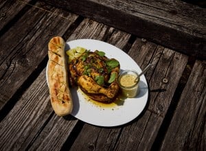 Ingwer-Hendl mit Koriander-Minz-Dip 
