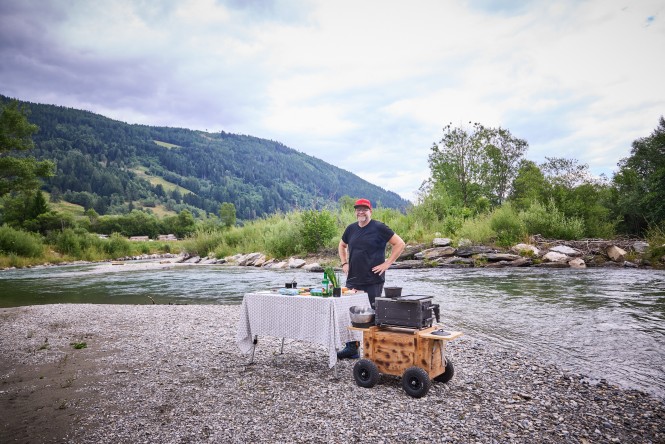 Jörg Bruch am Fluss vor seinem Grill