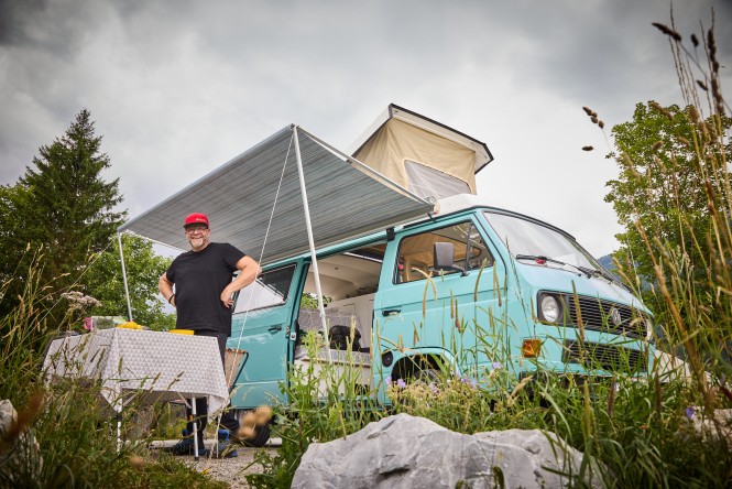 Jörg Bruch vor seinem VW Bus