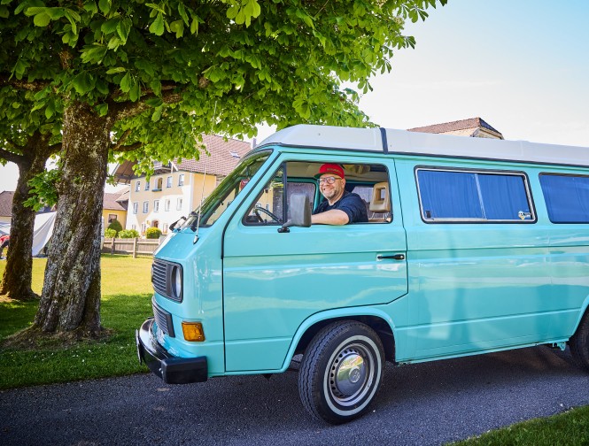 Jörg Bruch sitzt in seinem VW Bus
