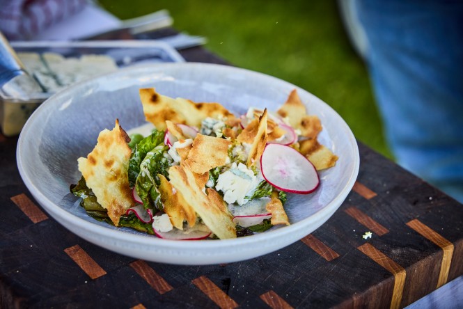 gegrillte Salatherzen mit Holunder-French- Dressing